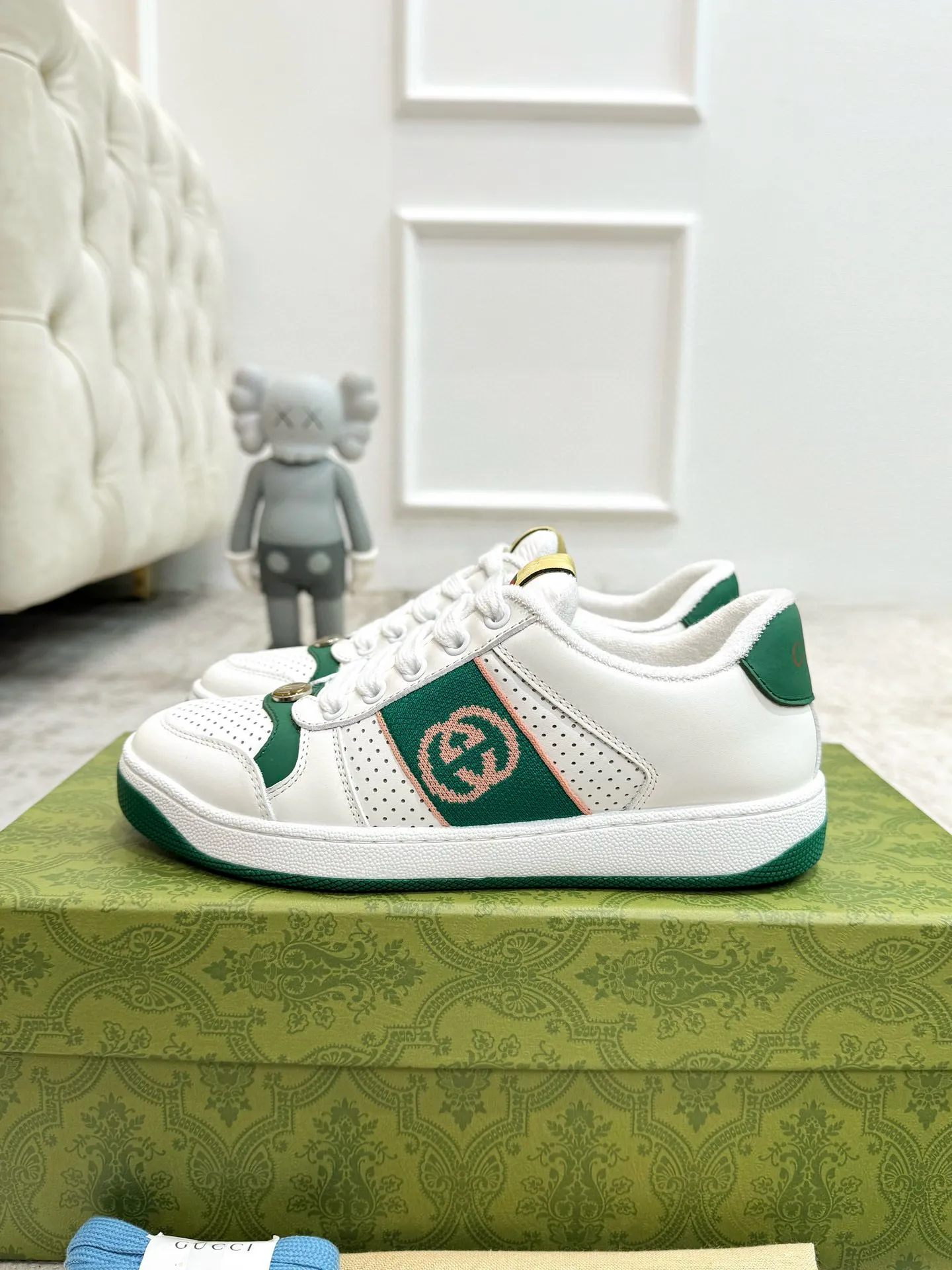 Ex-factory price: 540💰 GUCCI Gucci's newly upgraded back cover lining, top-notch old dirty shoes, classic casual sports shoes for couples, retro sneakers and old G family dirty shoes, updated at the counter simultaneously! ①The shoe upper has the same water-based edge coating process as the original version⚠️The ordinary oil edges on the market have a strong glue feel and are easy to fall off! Grade A first-layer nubuck leather (with pores)/matching computer embroidered double G cloth, high-density terry velvet lining. ② A PVC transparent small round mark sealing line is added to the details of the midsole. The mold is opened six times and the jewelry craftsmanship is used to customize the two-color double G buckle, striving to be the same as the original version. A pair of buttons is more than three times more expensive than ordinary buckles on the market. ③An old two-color washable label, the chip is placed on the outer waist of the right foot, the entire shoe is completely hollowed out with rubber technology, TUP material (rubber to distinguish the market) with the latest green packaging from the counter, 3D printed handbag, and a pair of shoelaces. There is no pressure when entering and exiting the counter. You can buy a 1:1 accurate replica of the original version and modify and upgrade it repeatedly. The details are perfectly restored, the materials are all customized, and they are truly top-notch. Please look at the details clearly to identify the quality. Upper: First-layer frosted cowhide/embroidered double G cloth. Lining: original high-density velvet lining. Foot pads: original pearlescent sheepskin. Outsole: private molded vacuum TPU material. Packaging: original top-grade full set packaging at the counter. Shoe size: women's size 35-40, men's size 39-44 (men's size 38, 45🉑️customized, non-returnable)